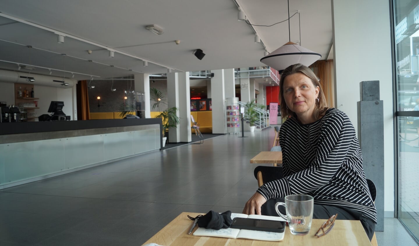 Schouwburg-directeur Dianne Zuidema aan een van de tafeltjes in de heringerichte entreehal.