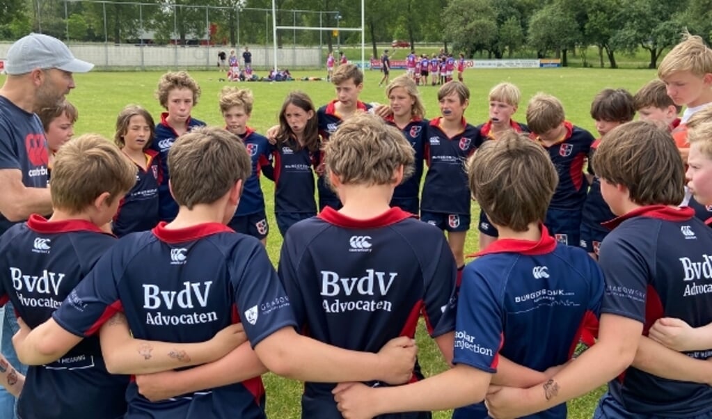 Teamoverleg bij de U12 rugbyers van Stichtsche.