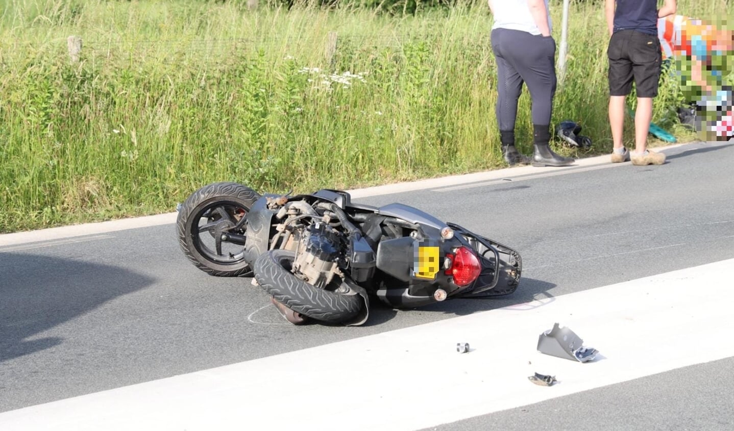 De scooter werd vrijdagavond geschept door een auto en liep flinke schade op.