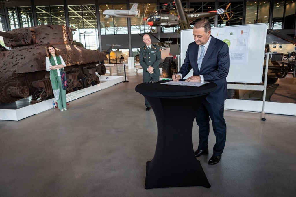 <p>Ondertekening van de intentieverklaring tussen Defensie, RVB, Leusden, Soest en Amersfoort.</p>