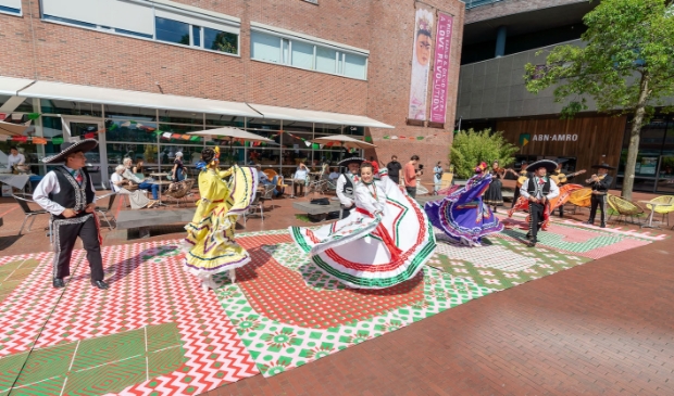 <p>Mexicaanse dansers op het plein voor het museum.</p>