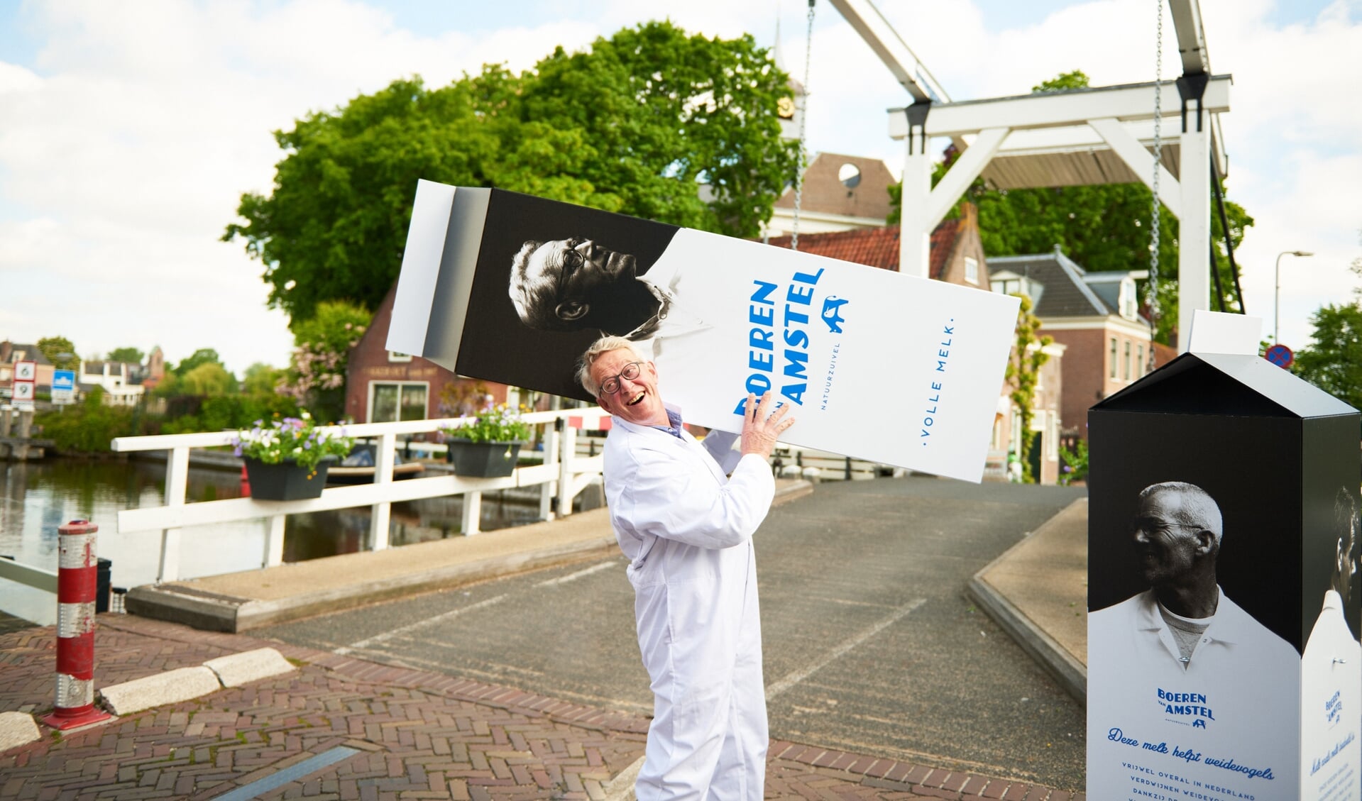Promotie voor de melk van de Boeren van Amstel in het dorpscentrum van Ouderkerk.