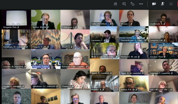 <p>Videobeeld van een digitale raadsvergadering. </p>