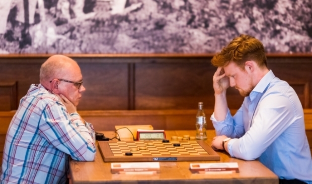 <p>Alexander Baljakin ziet de bui al hangen en zal even later opgeven. Jan Groenendijk weet dat de buit al binnen is. Foto’s Geb Kos </p>