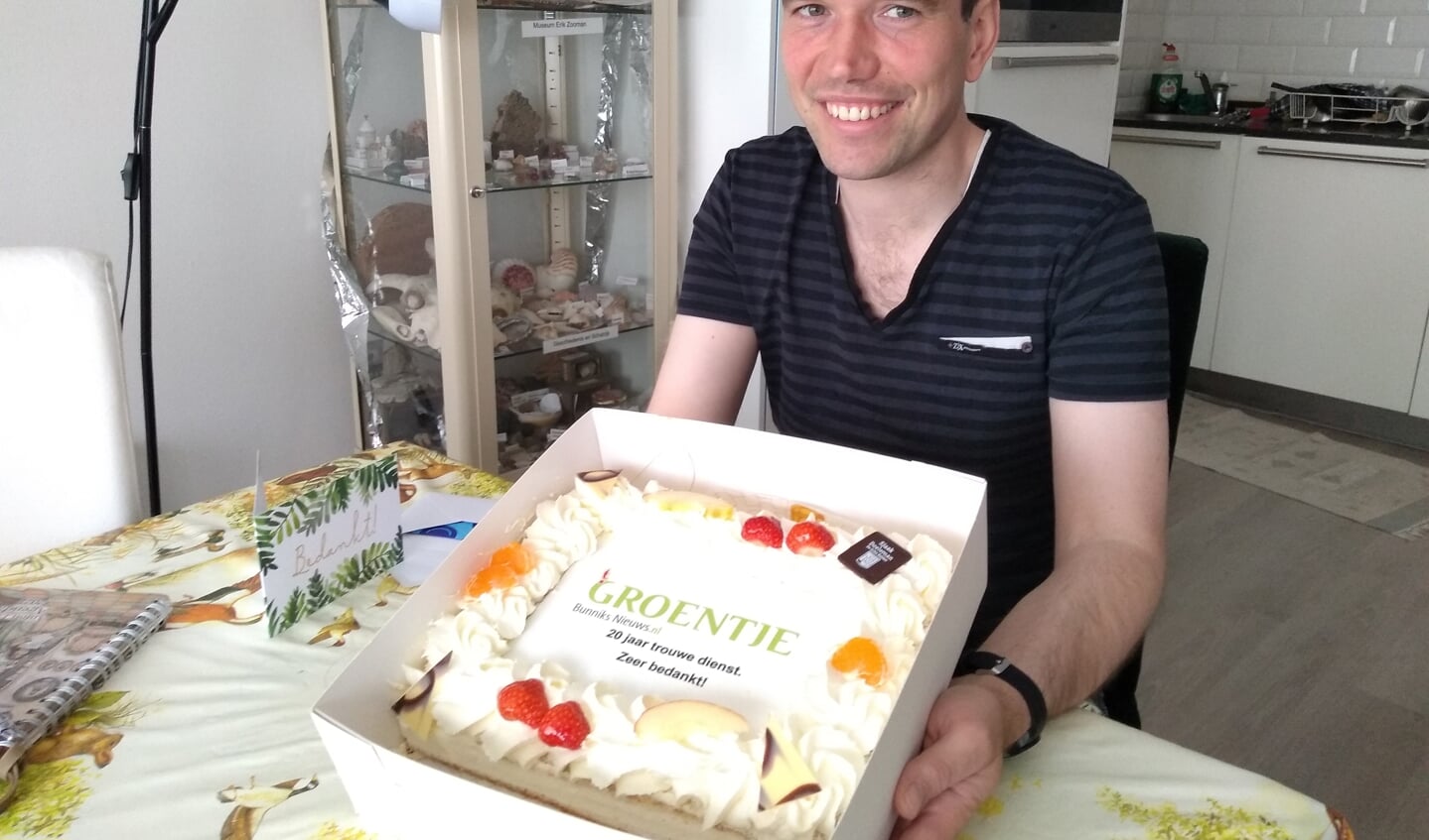 Krantenbezorger Erik Heikens werd verrast met een taart van Doeleman wegens zijn 20-jarige jubileum