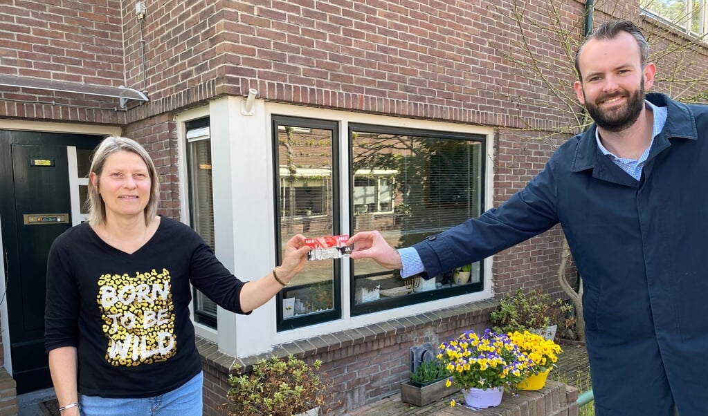 Wethouder Joost van der Geest overhandigde de eerste stickers onlangs aan Marjo Molengraaf