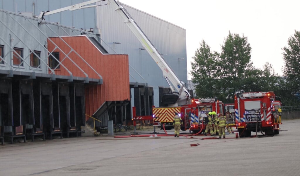 De brandweer rukte vrijdagmiddag groots uit voor een brand aan de Lumierestraat.