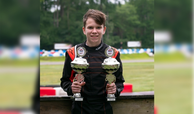 Lukas met zijn bekers voor de eerste plek