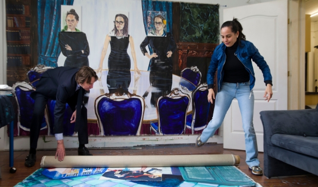 <p>Wethouder Herbert Raat op bezoek bij kunstenaar Inbar Hasson in haar atelier in A24. </p>