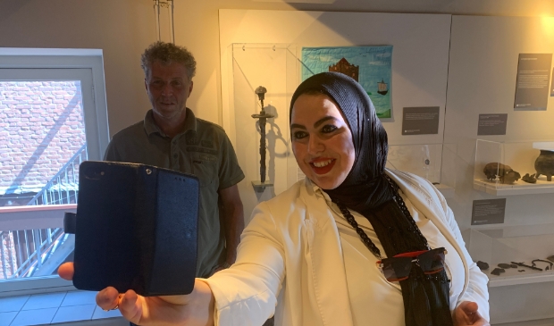 <p>Vinder Michael van Dusschoten en wethouder Nadya Aboyaakoub-Akkouh maakten een selfie met het bijzondere zwaard.</p>