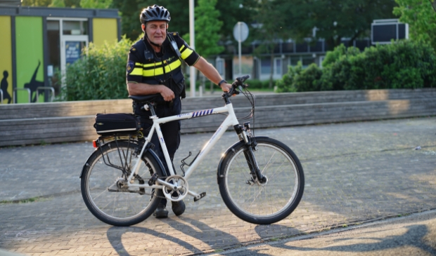 <p>Wijkagent Horst Ysenhout met zijn stalen ros.</p>