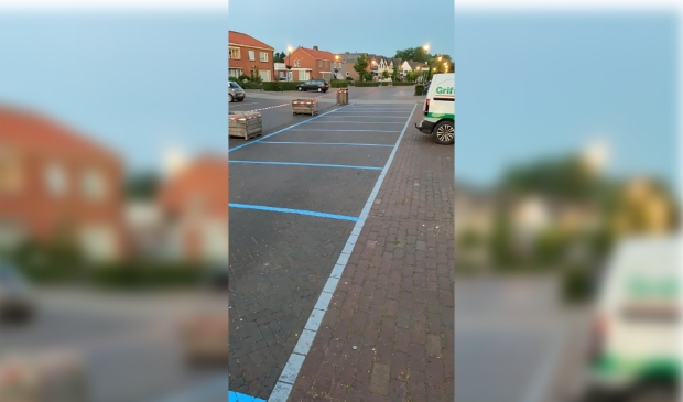 De parkeerplekken op de Meent worden opgeschoven om een terras voor Buitengewoon mogelijk te maken