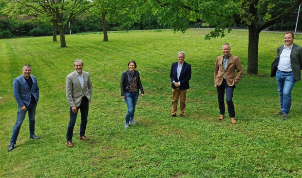 <p>Marcel Man, Hans van der Pas, Dorine Zwaan, Jan Wolleswinkel, Gerard van Santen en Jans Hoekman (vlnr) vormen het bestuur van het Jan Wolleswinkel Fonds.</p>
