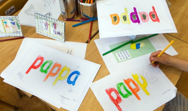 <p>Kleine kinderen maken vaak op school op op de opvang een knutselwerkje of tekening voor hun vader.</p>