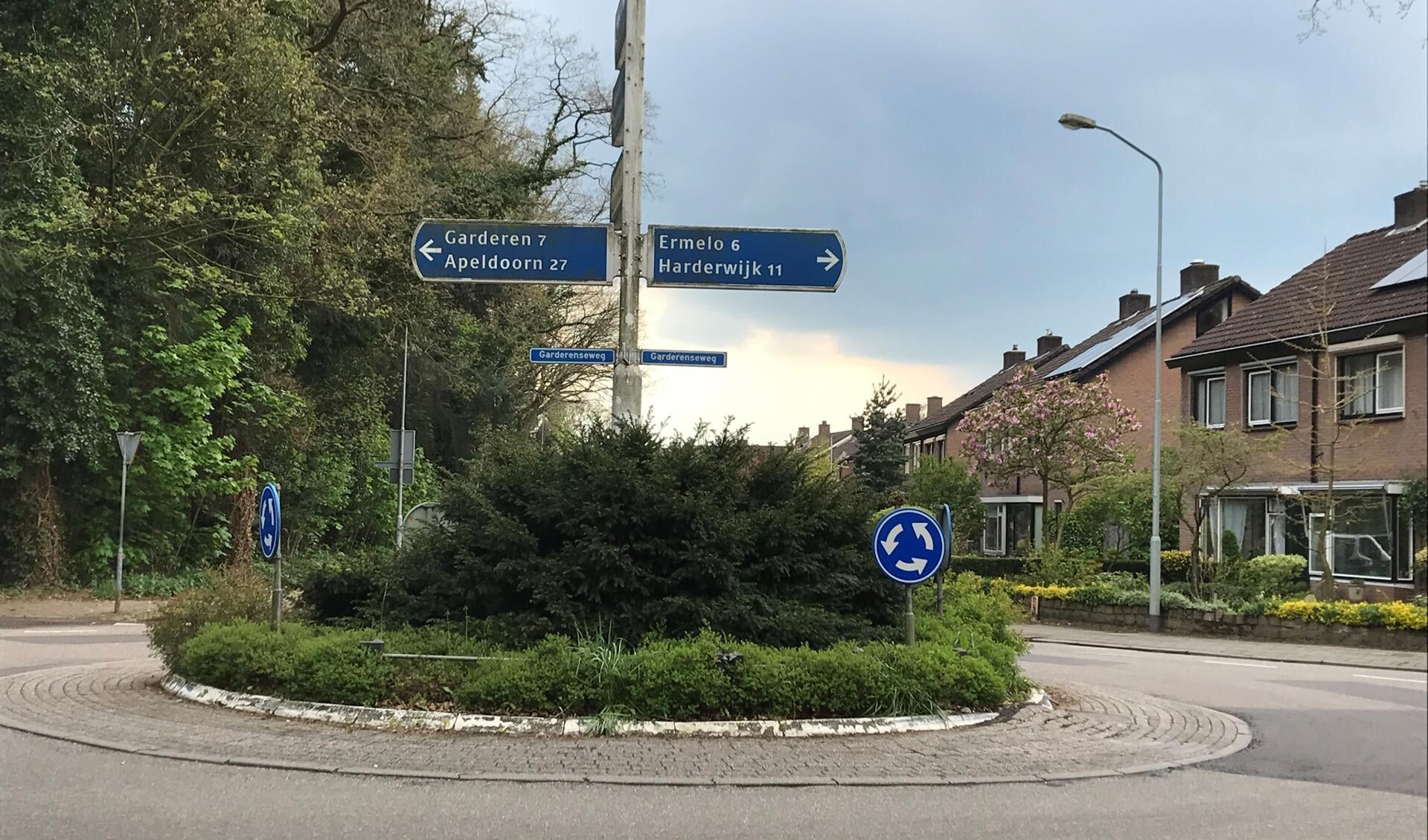 De rotonde bij de entree van Putten op de kruising Garderenseweg, Calcariaweg en Bosrand.