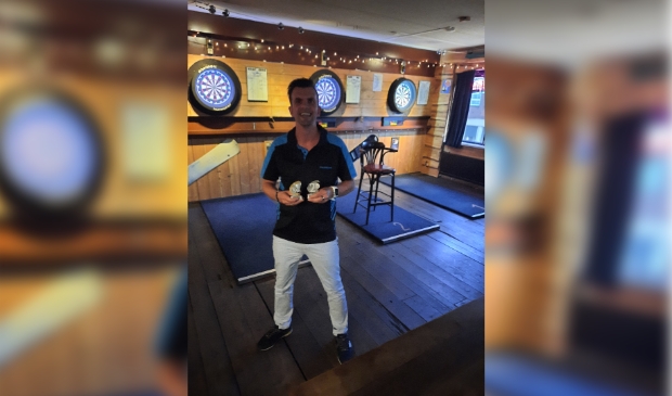Rudy Sakkers met zijn gewonnen prijzen