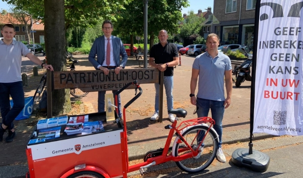 <p>Burgemeester Poppens neemt een kijkje bij het interventieteam.</p>