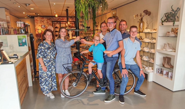 <p>De familie Van den Bosch uit Scherpenzeel won een fiets door mee te doen aan een actie van Pas Schoenmode.</p>