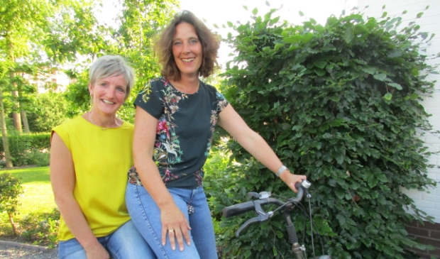 Alie Bootsma (l) en Roza Boer lanceren jongerenrouwgroep Doodgewoon