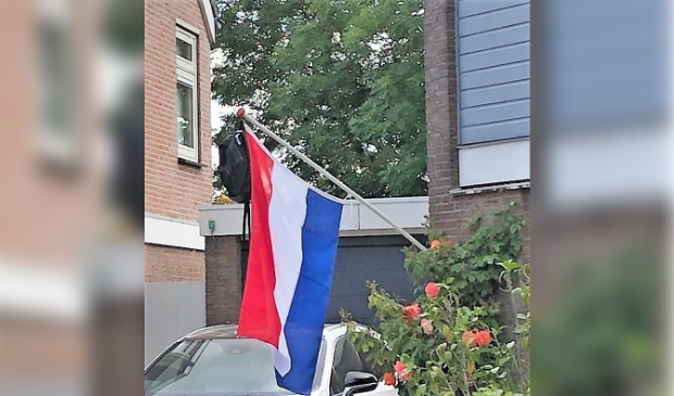 <p>In Ouder-Amstel verschenen donderdag steeds meer vlaggen met tassen eraan.<br><br></p>