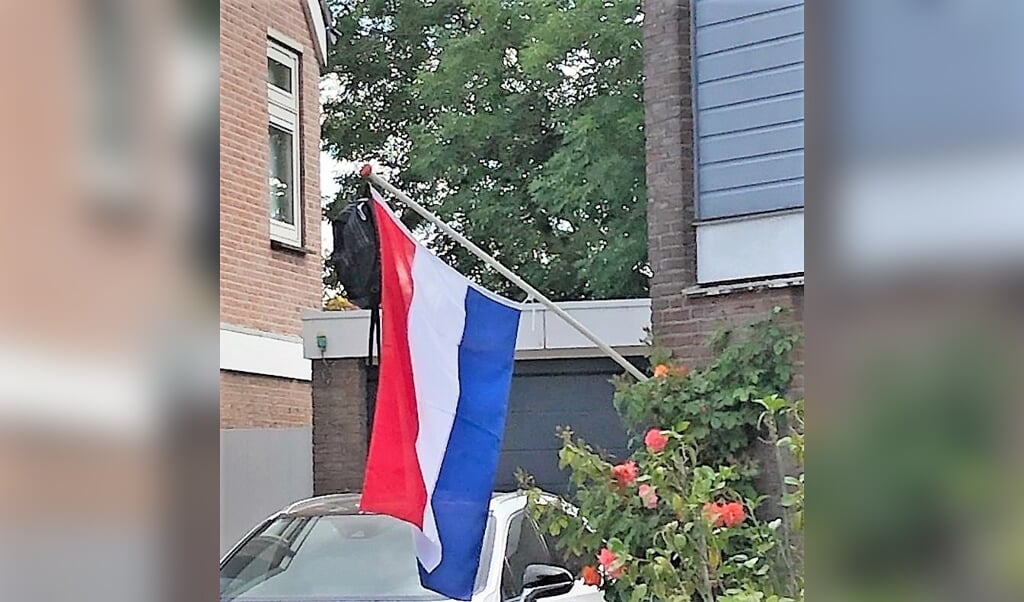In Ouder-Amstel verschenen donderdag steeds meer vlaggen met tassen eraan.