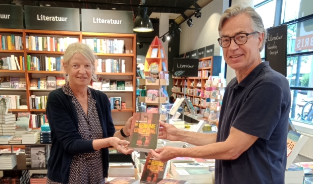 <p>Ada Ruiter overhandigt bij Libris Venstra het eerste exemplaar.</p>