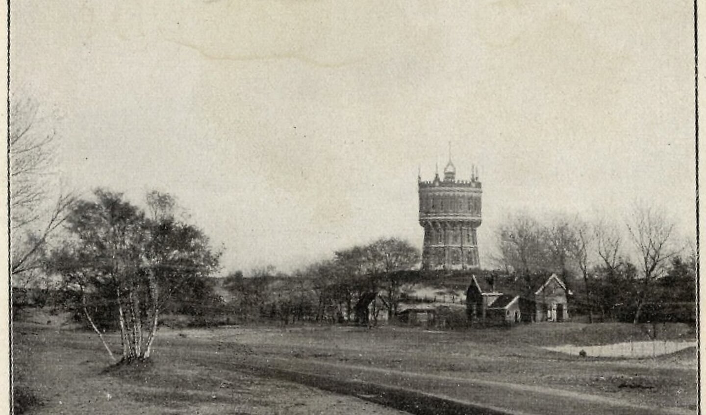 Oude foto van de Watertoren aan de Zeeweg in Overveen.