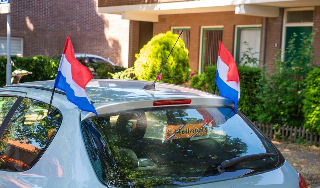 Vlaggen op een auto voor het Nederlands elftal.