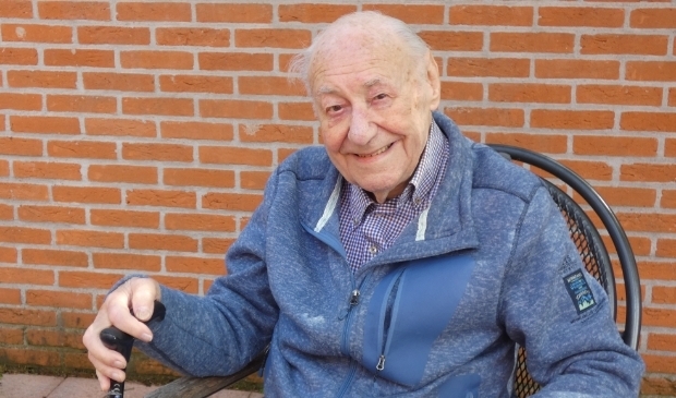 <p>Arnold van Herk in de tuin van woonzorgcomplex Het Gouden Hart.</p>