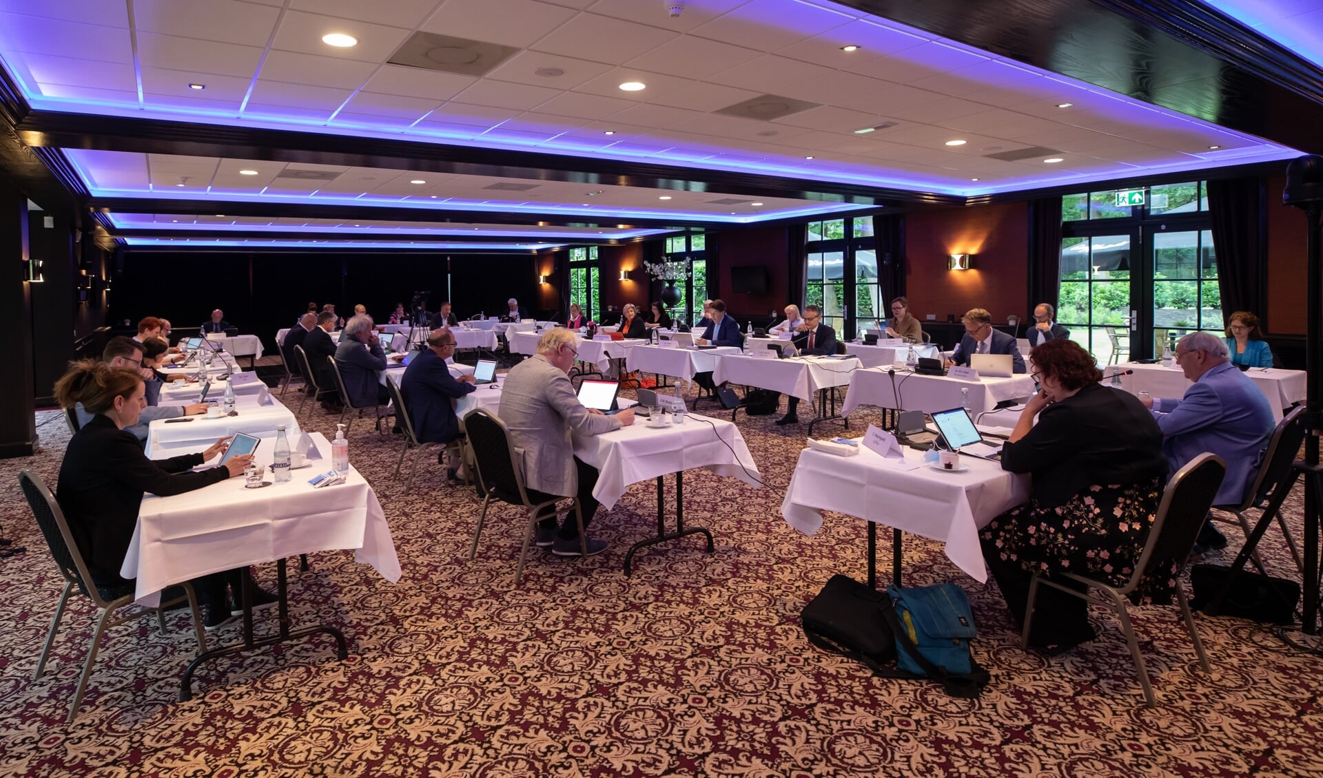 Na een lange periode van digitaal vergaderen kwam de Baarnse gemeenteraad samen in restaurant Kievitsdal.
