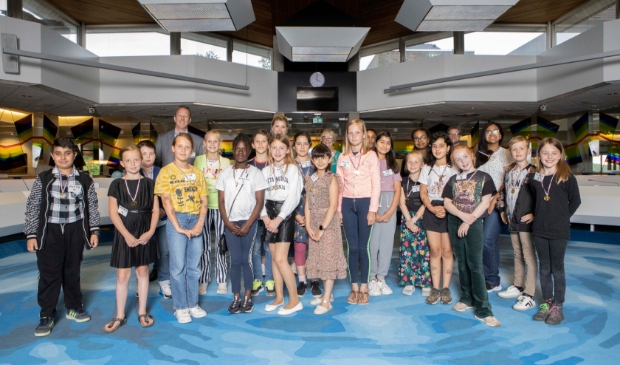<p>De nieuwe kinderraad en kinderburgemeester gaan vol trots op de foto samen met de juryleden. Op de voorgrond in het midden, Bana met het donkere haar en bloemetjesjurk. </p>