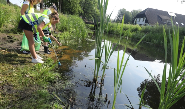 kinderen ruimen zwerfafval op