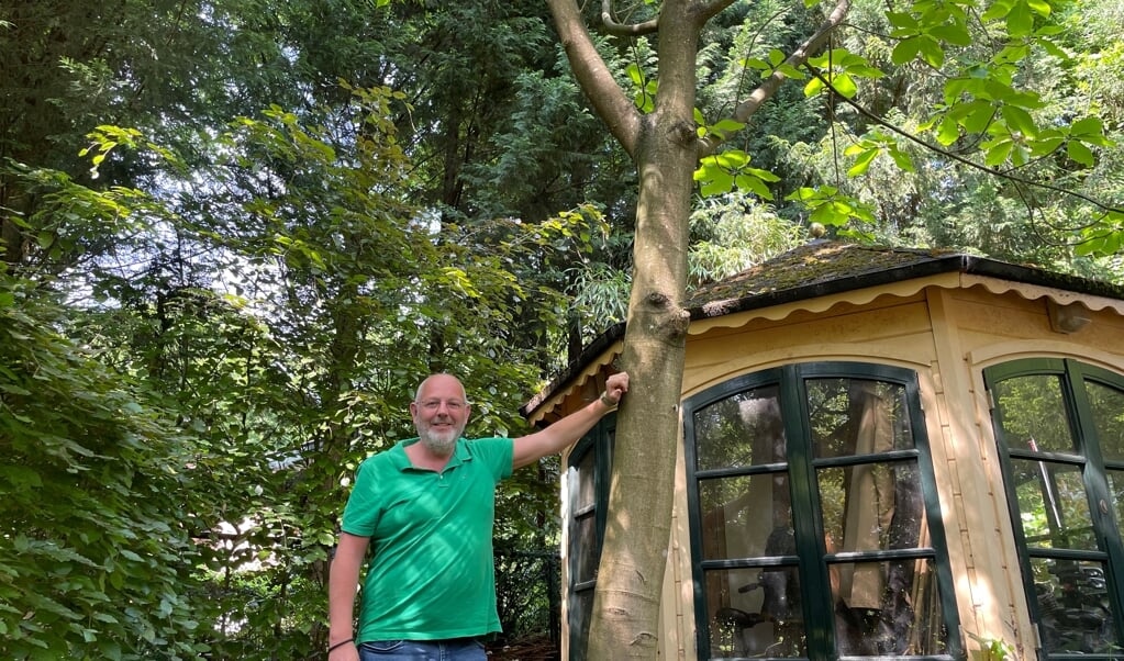 Erwin Jesterhoudt ontdekte onlangs dat hij een heel bijzondere boom in zijn tuin heeft staan.