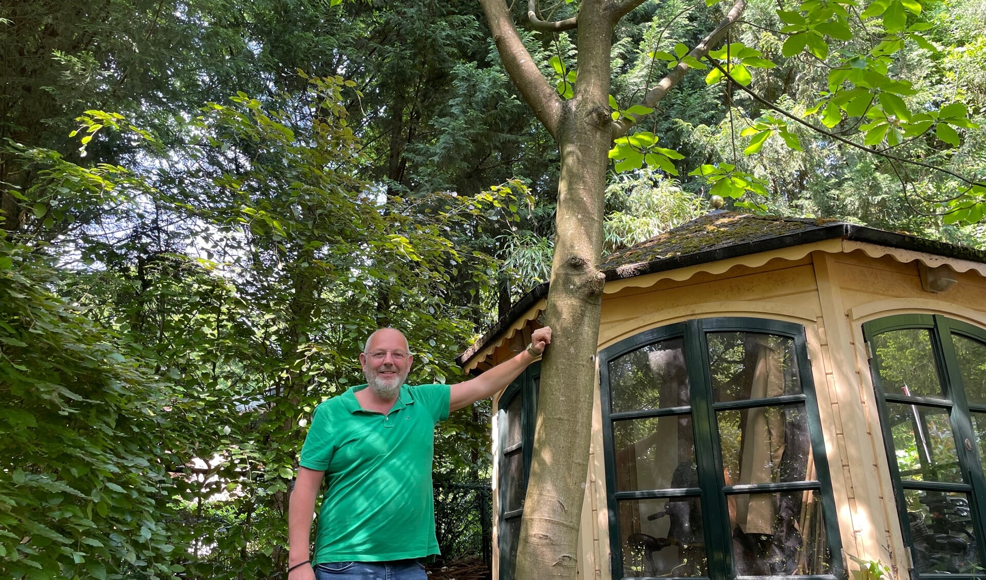 Erwin Jesterhoudt ontdekte onlangs dat hij een heel bijzondere boom in zijn tuin heeft staan.