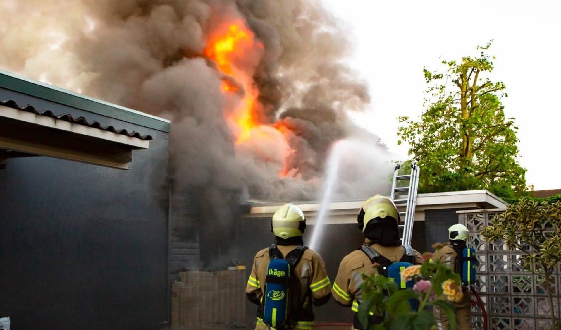 Brand in een bijgebouw van de winkel van Schmidt Koelewijn aan de Dalweg. 
