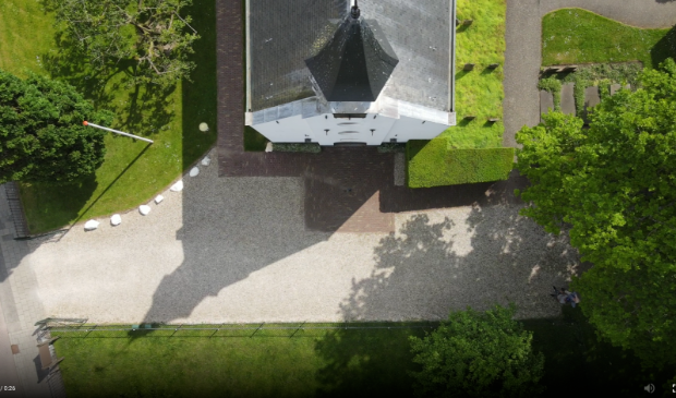 <p>Prachtige beelden van het Witte Kerkje van bovenaf</p>