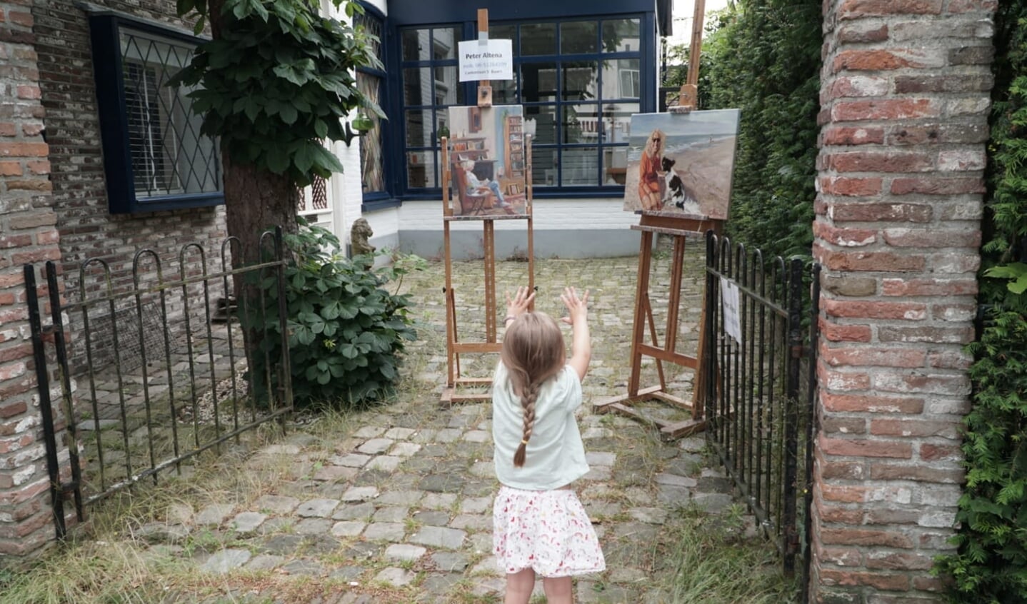 Jong en oud kan genieten van kunst tijdens de Kunst Kijk Route. Zoals van het werk van Peter Altena bij Wim Hogeveen.
