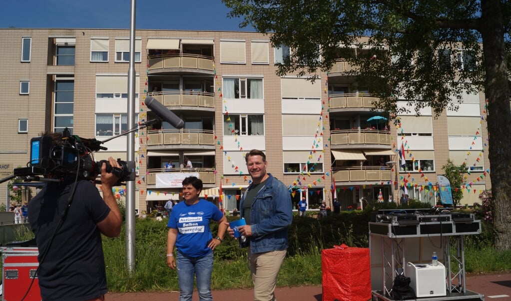 Mieke Regelink met DJ Dennis van der Geest bij de feestelijke editie van het balkonbewegen bij de Dignahoeve.