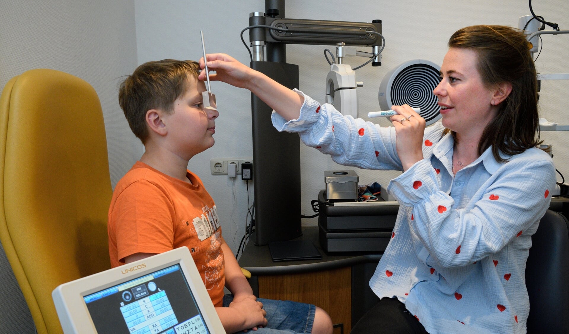 Orthoptist Marloes Bak van Van den Berg's Optiek controleert de ogen van de 11-jarige Aäron Schreuder.