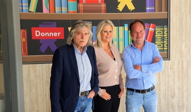 <p>Johan Derksen, samen met de auteurs van zijn biografie: DERKSEN, Antoinette Scheulderman en Michel van Egmond.</p>