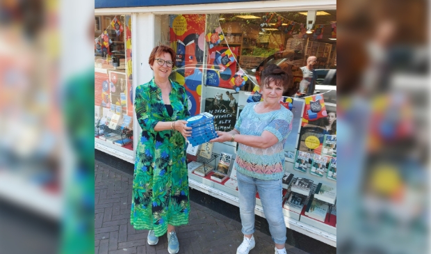 <p>Overhandiging boek 'Brief voor de Koning'.</p>