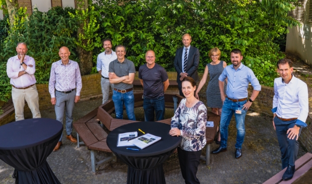 <p>De ondertekening vond plaats op de plek waar het nieuwe bouwdeel komt. Daarna werd geproost op de samenwerking.</p>