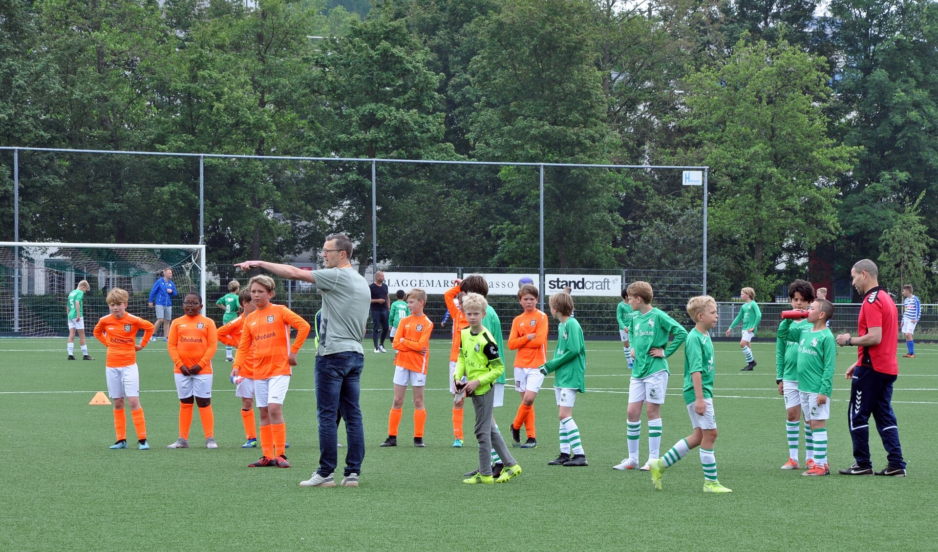 De jeugdteams van SV Baarn JO11-2 en Loosdrecht maken zich op voor strafschoppen na hun wedstrijd afgelopen zaterdag.