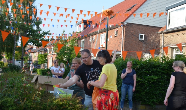 De Hinkerstraat kleurt oranje