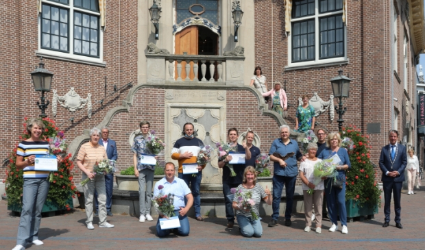 De genomineerden van de Niek Meijer Vrijwilligersprijs. Met rechts burgemeester David Moolenburgh en linksachter wethouder Raymond van Haeften.