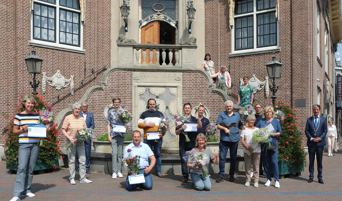 De genomineerden van de Niek Meijer Vrijwilligersprijs. Met rechts burgemeester David Moolenburgh en linksachter wethouder Raymond van Haeften.