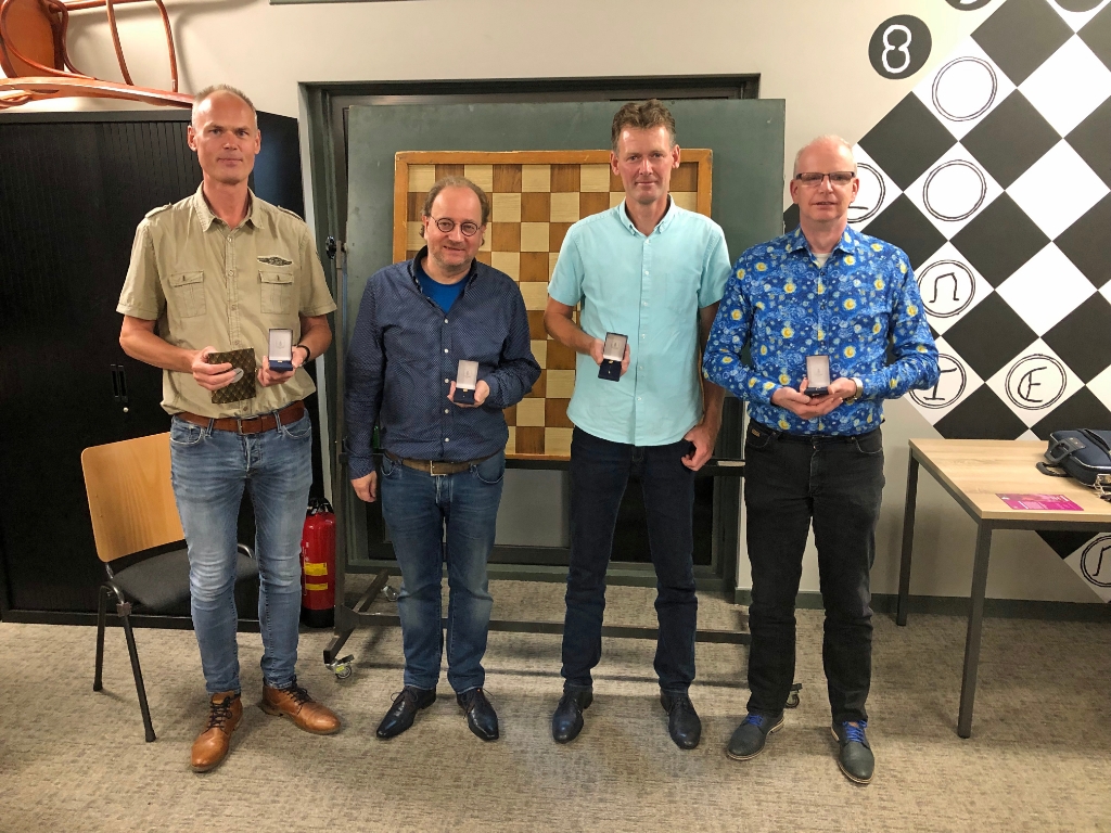 <p>Henk Klarenbeek, Chris Versteegen, Wijnand Voskuil en Johan de Haas zijn trots op hun 40-jarig speldje.</p>