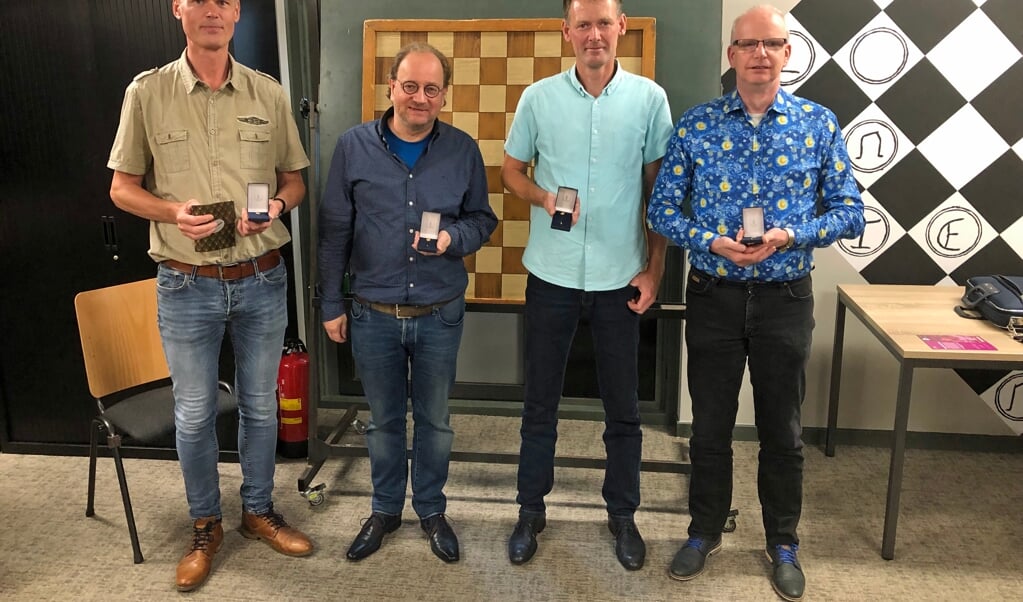 Henk Klarenbeek, Chris Versteegen, Wijnand Voskuil en Johan de Haas zijn trots op hun 40-jarig speldje.