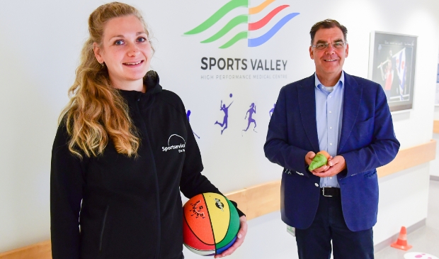 <p>Leefstijlcoach Manon Bouwman van Sportservice De Vallei en manager Ton van Klaveren van Sports Valley, Ziekenhuis Gelderse Vallei openen het Leefstijlloket.</p>