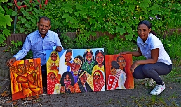 <p>Awet Afeworki en Shishay Tecle met schilderijen van Awet. Ze exposeert de hele maand juni in de bblthk (foto Jan Boer)</p>